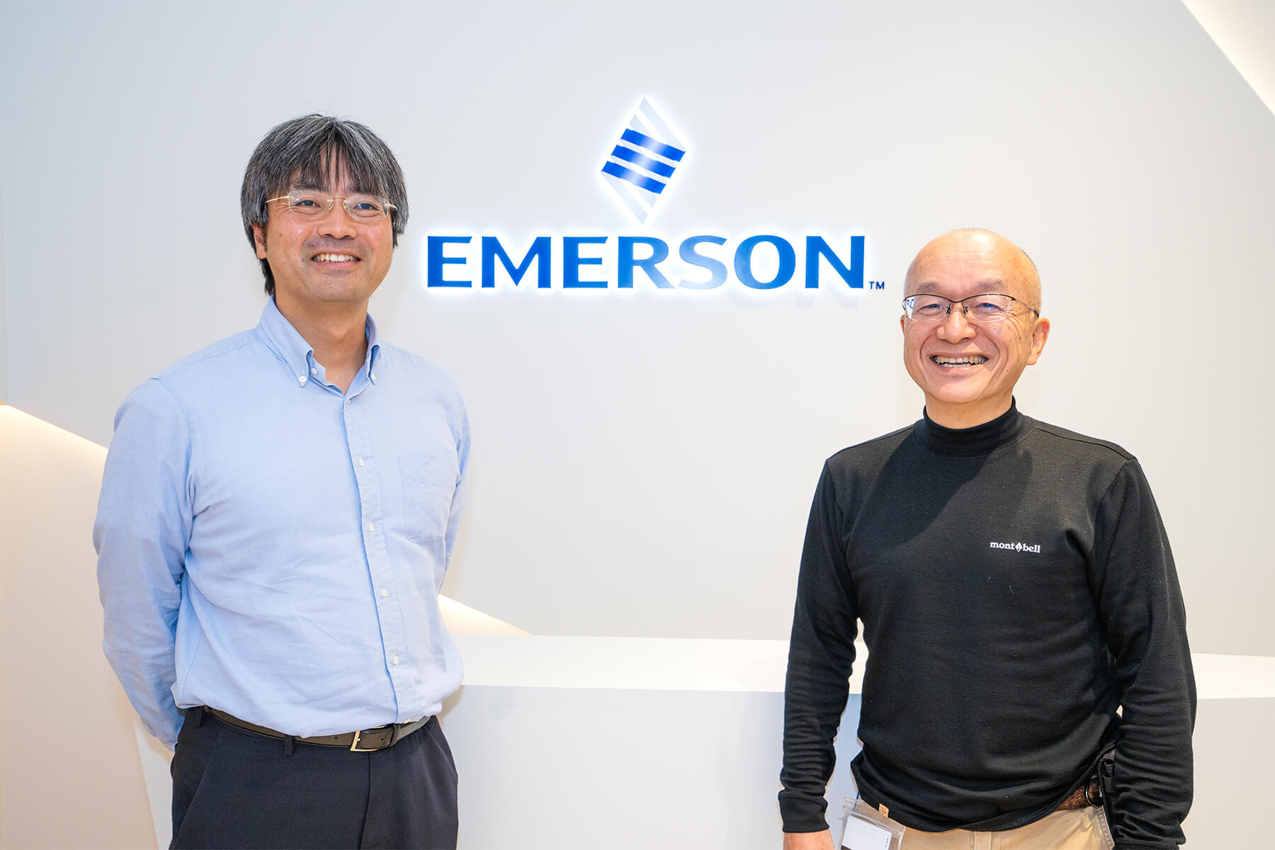 総務アウトソーシングの事例にお答えいただいた日本エマソン株式会社の角木さんと塩津さん