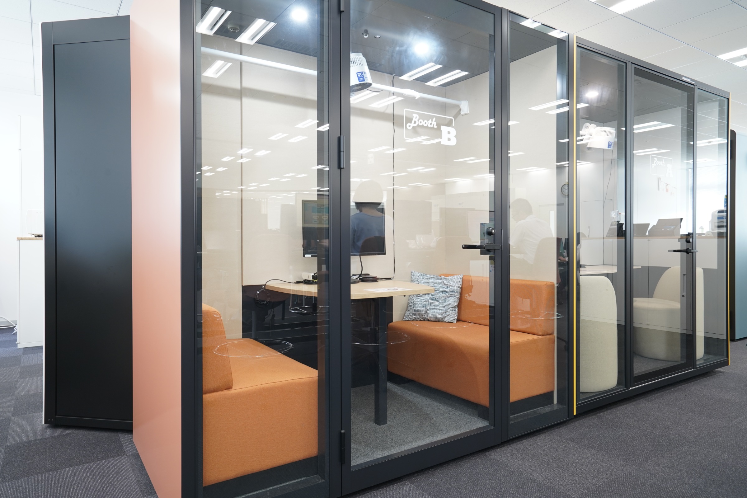 1～3名用のブースを複数用意しています。防音効果、照明の使いやすさ、椅子の使用感など商品ごとの違いを体感いただけます。