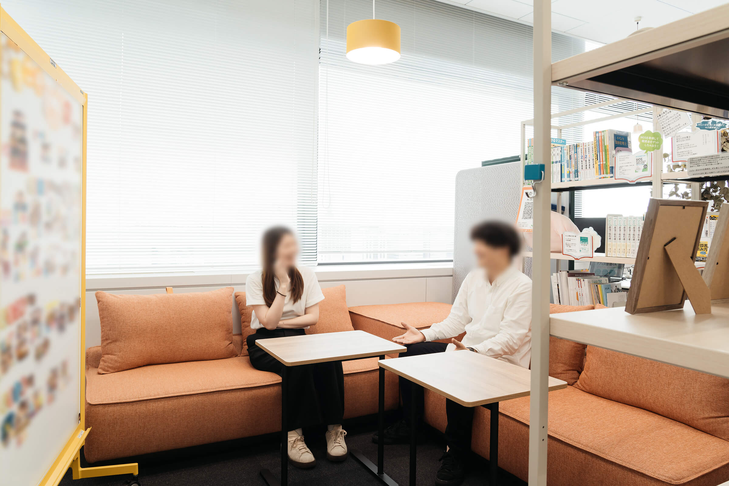 常駐する社員が温かみを感じられるように社員紹介ボード（写真左側）とソファを設置